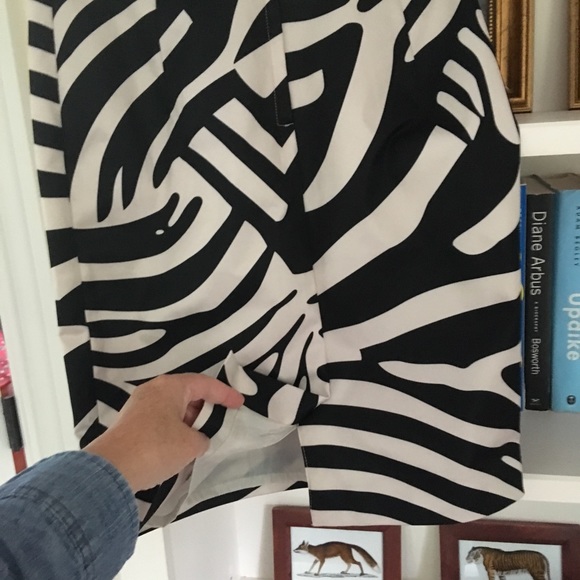 EUC H&M Zebra Print Pencil Skirt size 4 - Picture 4 of 8
